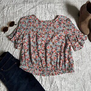 Like New!✨ LOFT White Floral Short Sleeve Ruffle Hem Top